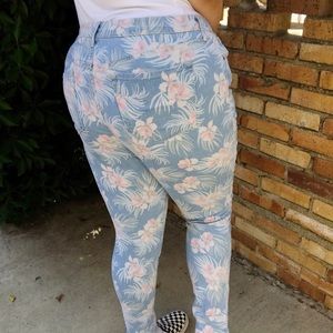 MID-RISE TROPICAL PRINT JEANS